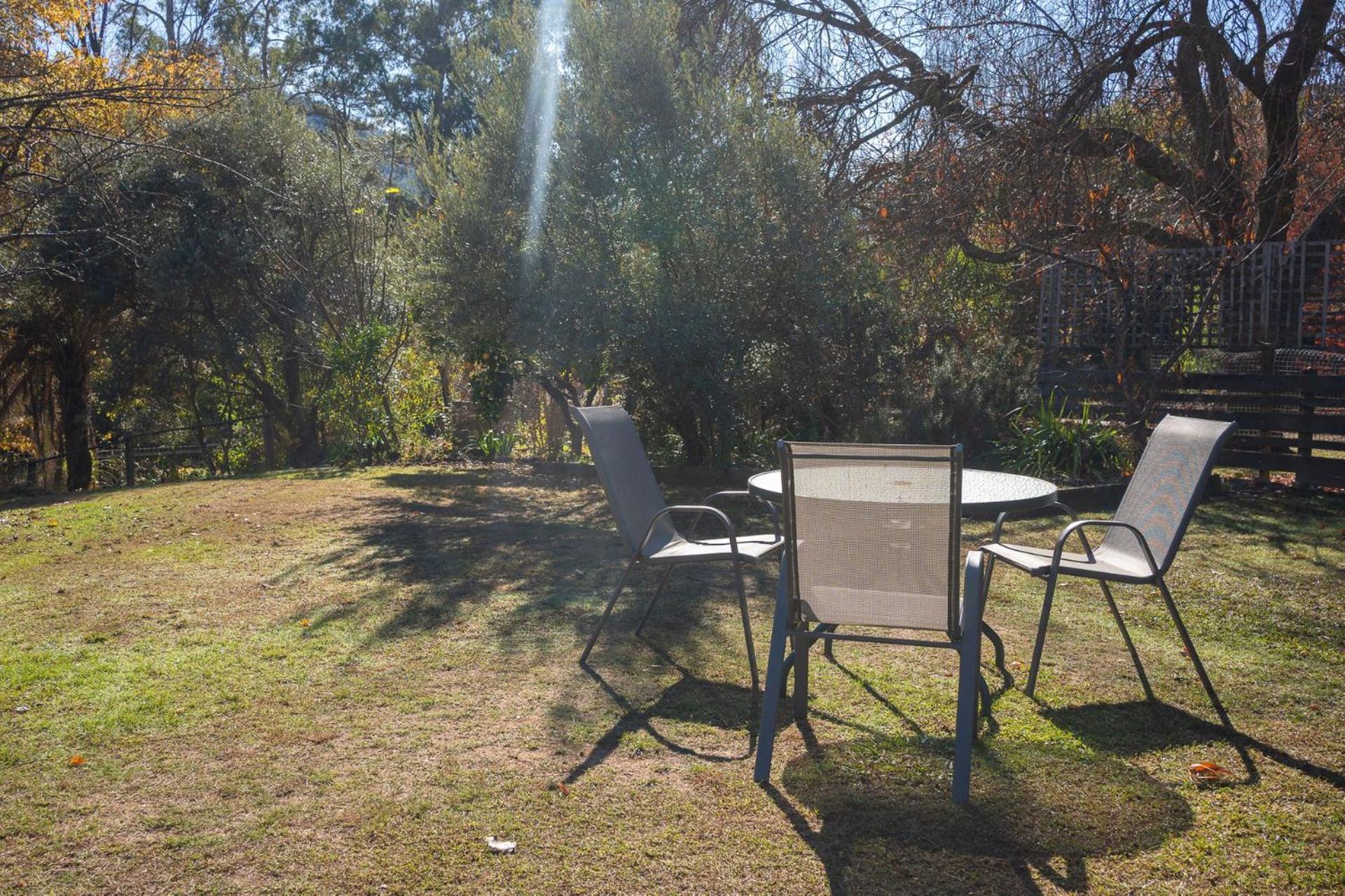 Holiday home Warrina - Overlooks Ovens River And Five Minute Walk Into Town *