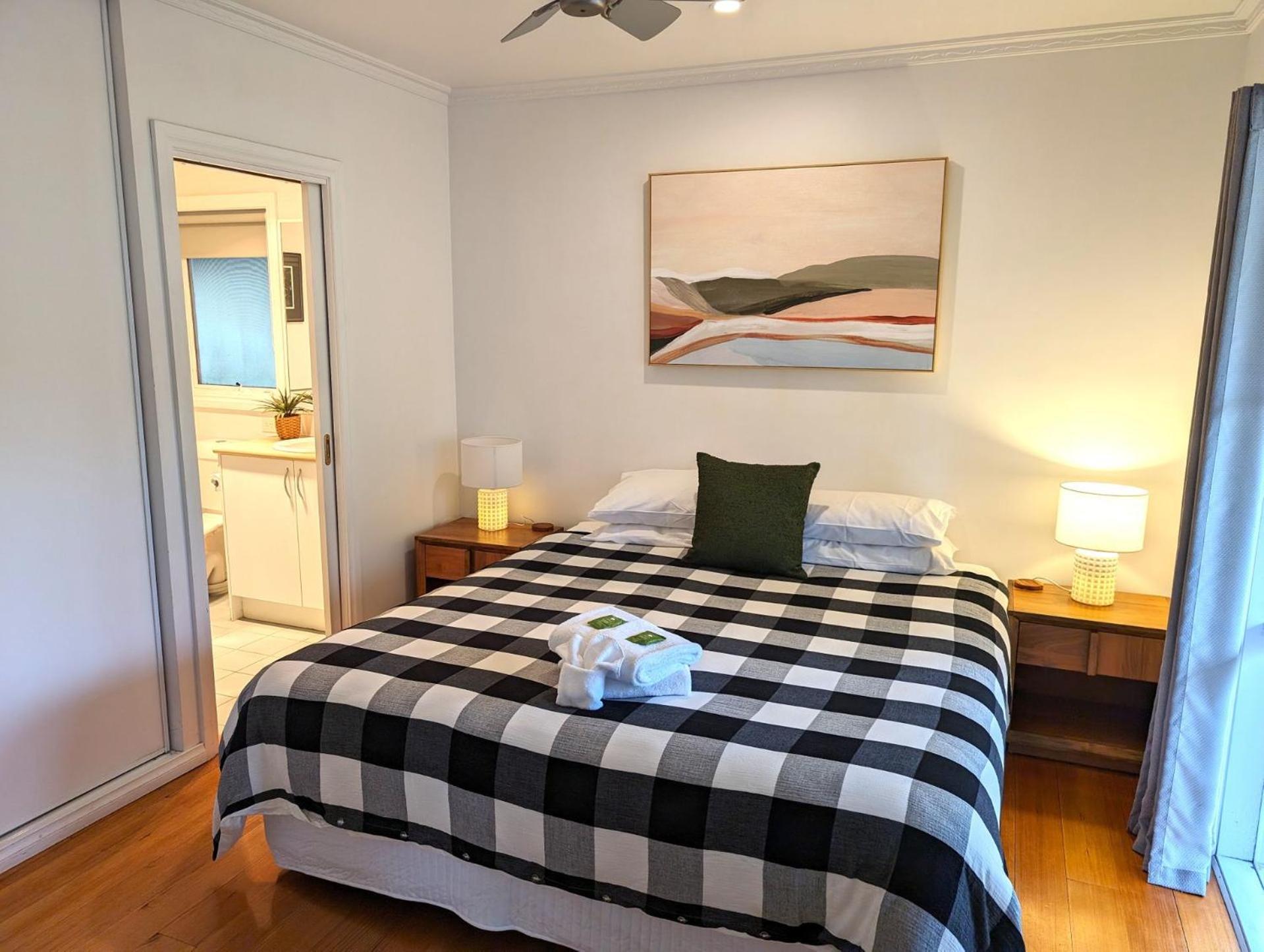 Corinda - 4 Bedroom Pet Friendly Five Minute Walk To Town And Ovens River. * Bright
