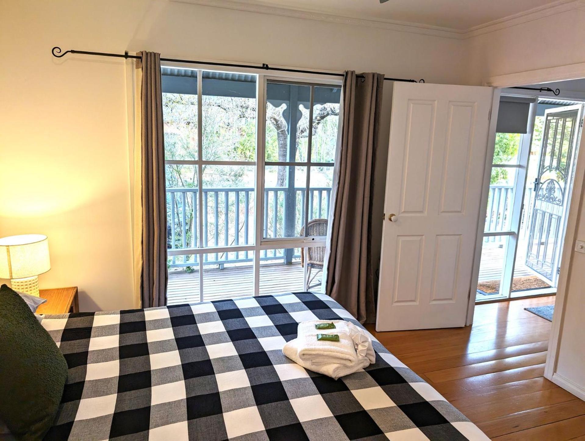 Holiday home Corinda - 4 Bedroom Pet Friendly Five Minute Walk To Town And Ovens River.