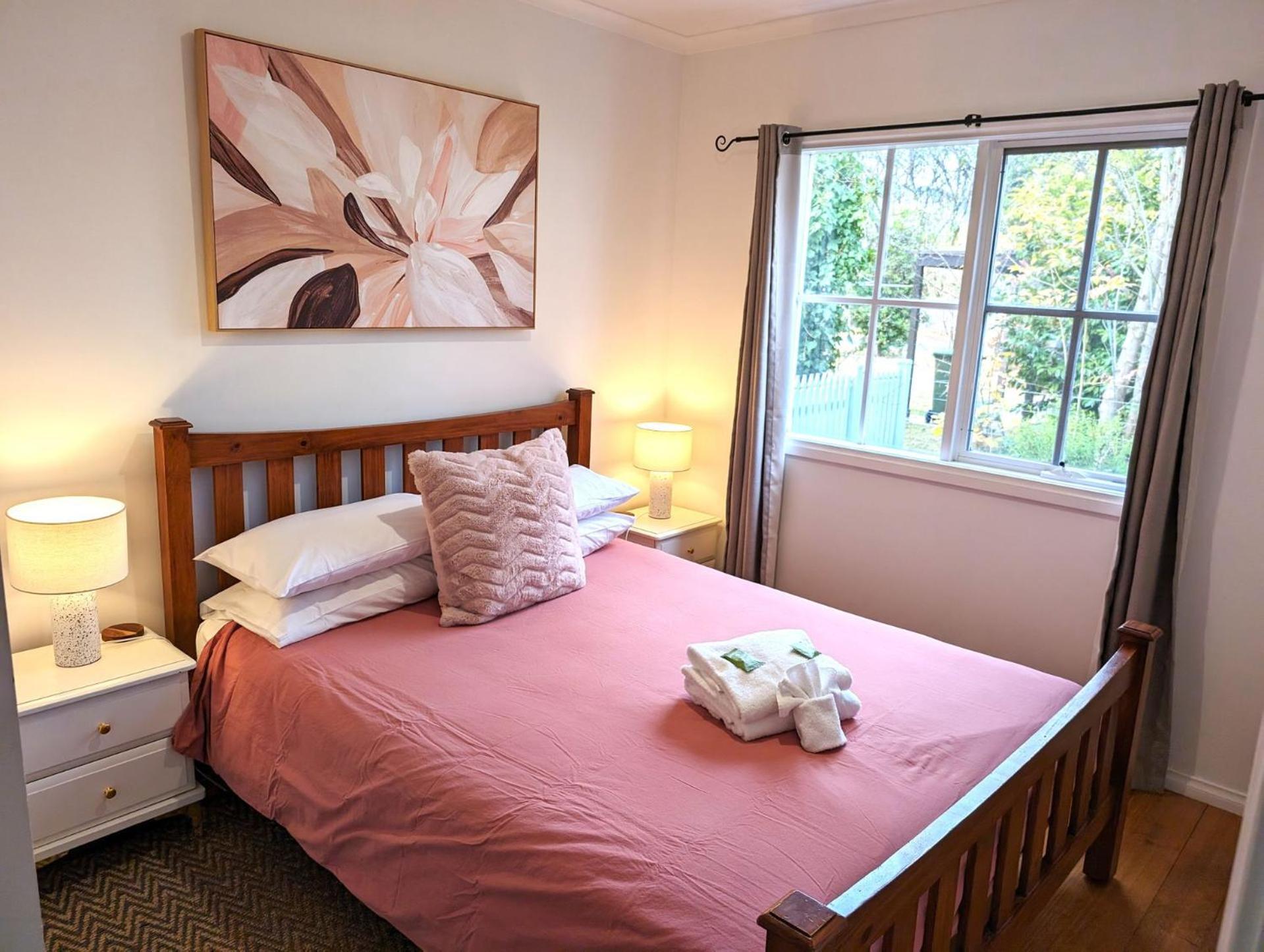 Corinda - 4 Bedroom Pet Friendly Five Minute Walk To Town And Ovens River. Holiday home *