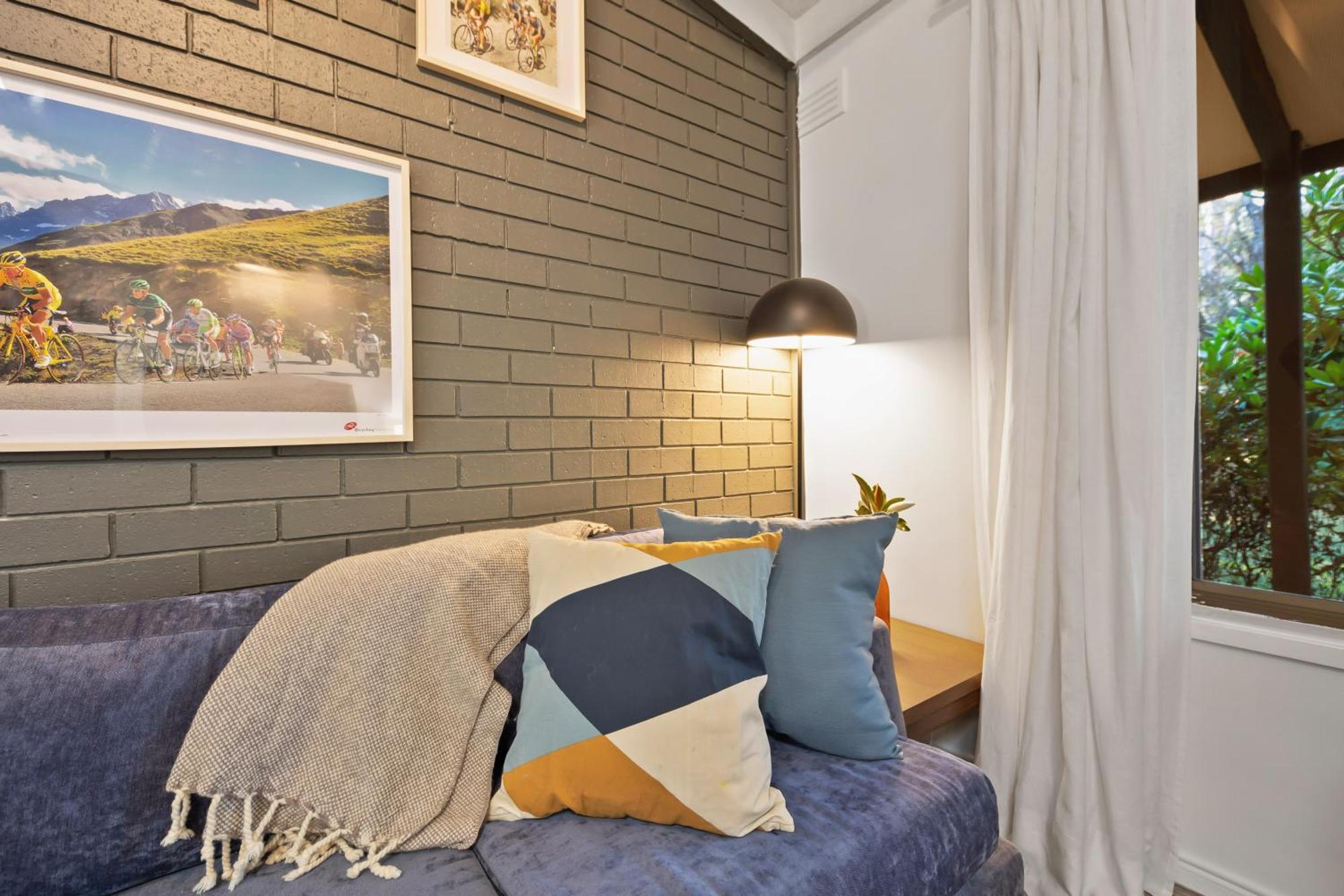 Ashwood Alpine House Bright