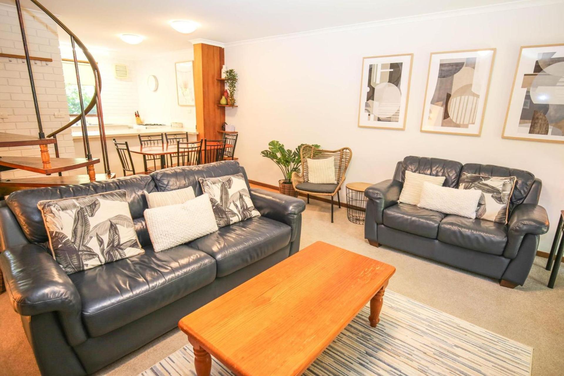 Homestay Cedar Units - 3 Bright