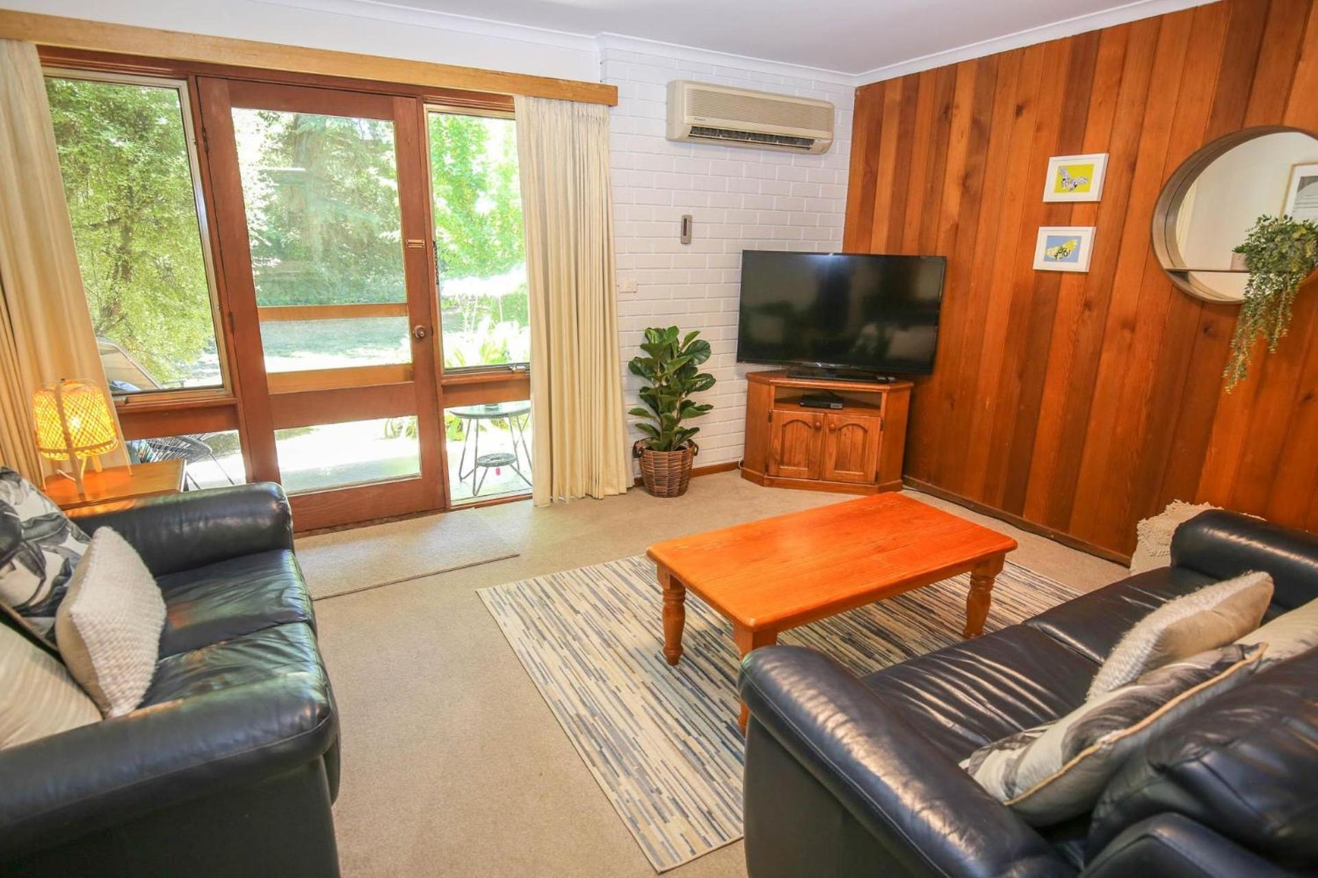 Cedar Units - 3 Homestay Bright