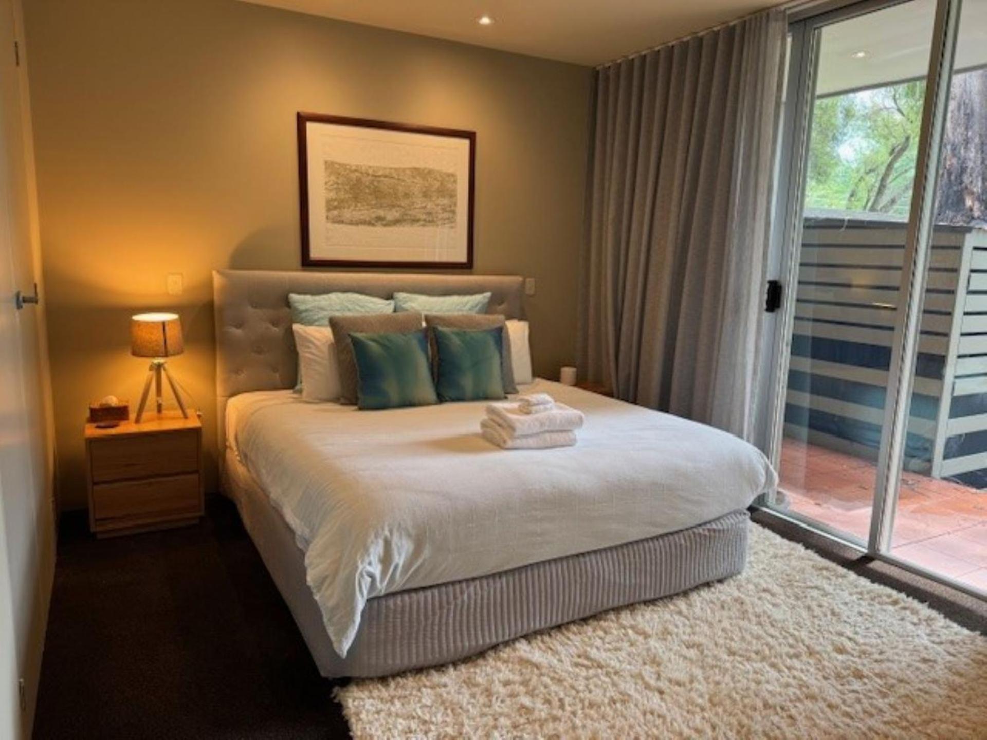 Unit 6 Centenary Park Townhouse Holiday home Bright