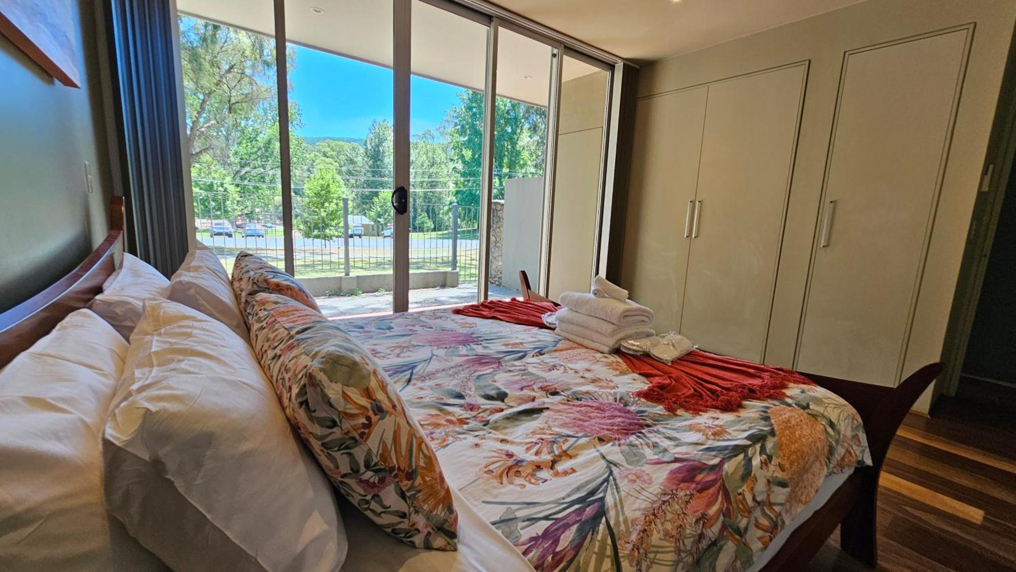 Centenary Peaks Riverview * Bright
