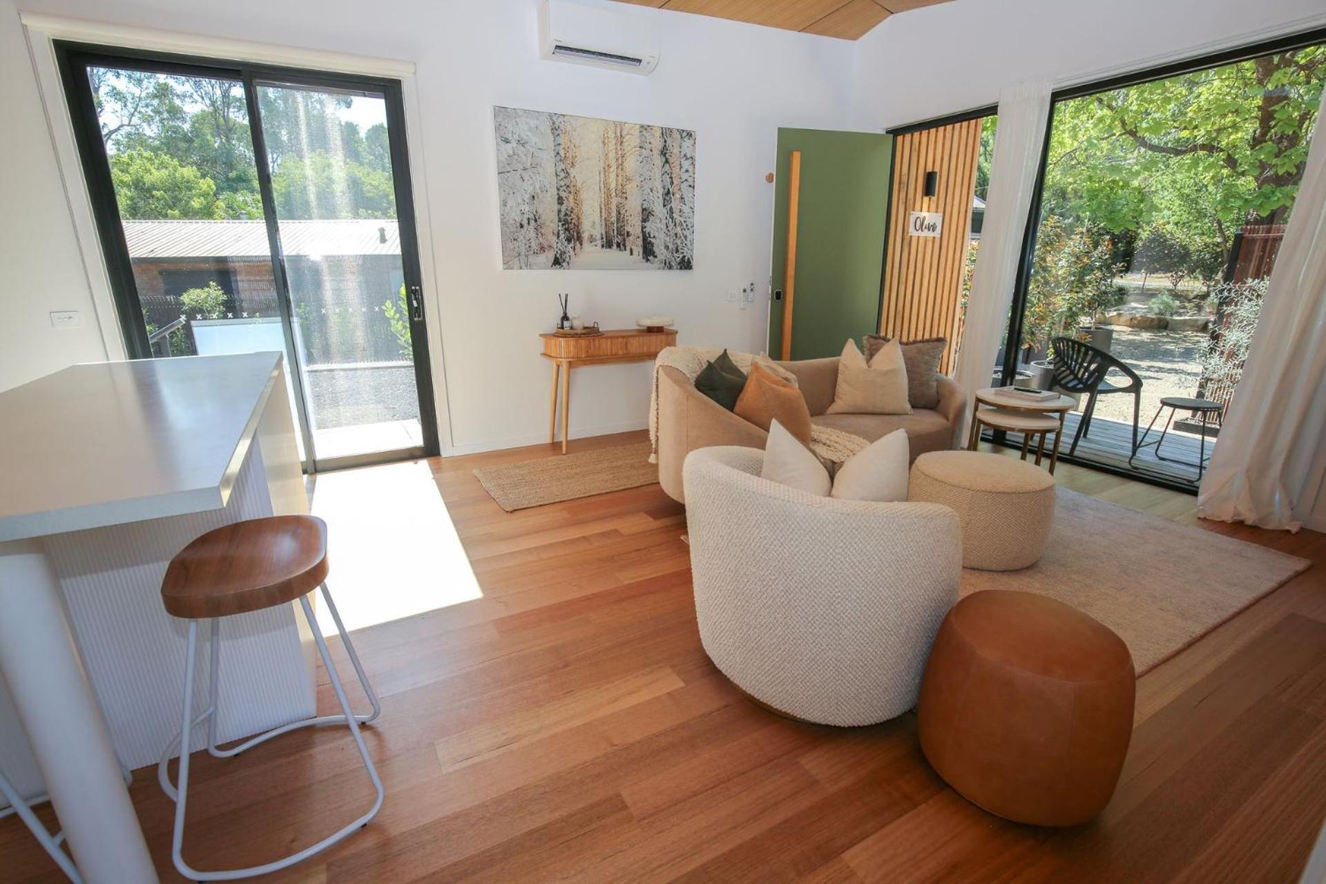 The Rocks - Olive Retreat * Bright