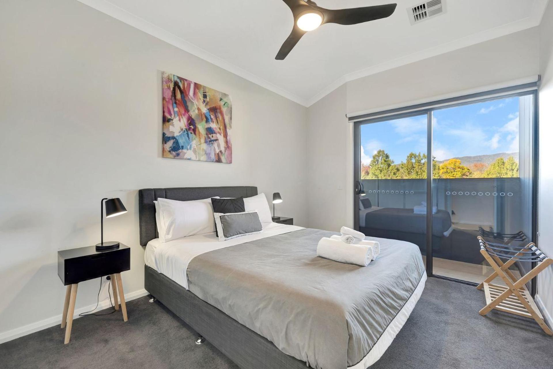 Mountain Mist Retreat - 5 Bedrooms * Bright