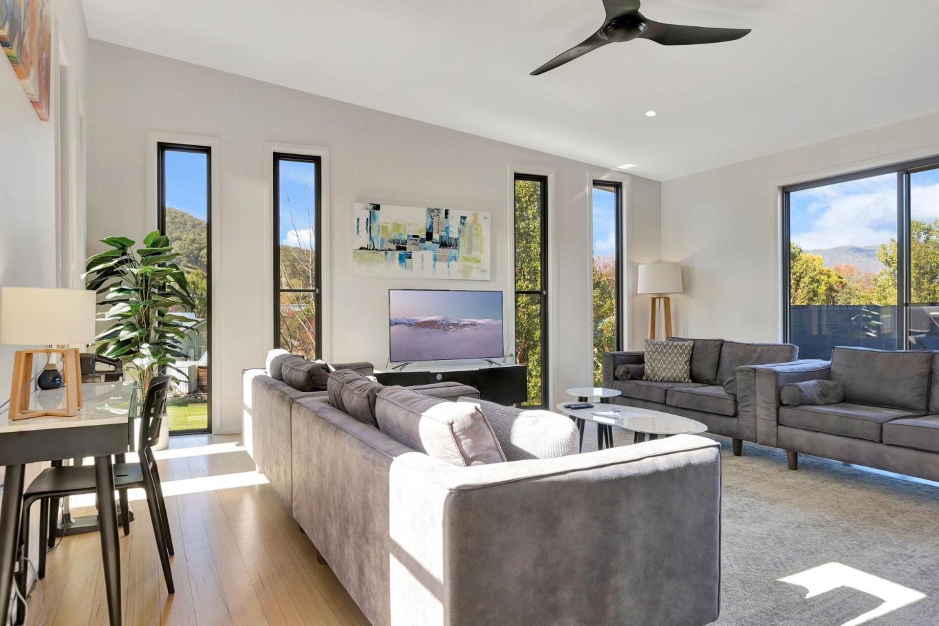 Mountain Mist Retreat - 5 Bedrooms Holiday home Bright