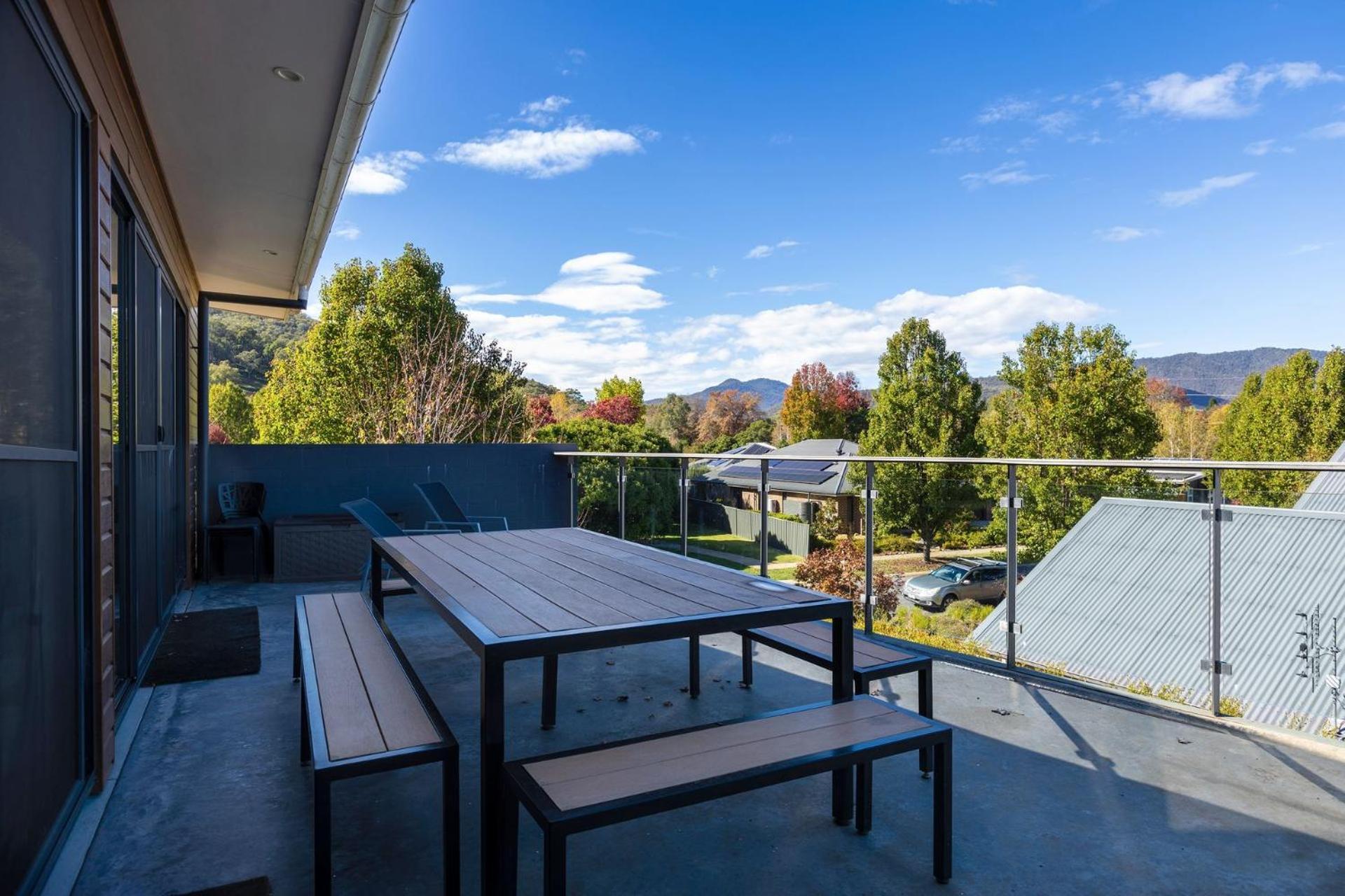 Mountain Mist Retreat - 5 Bedrooms Holiday home