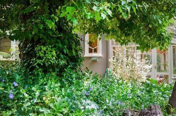 Villa Ashwood Bright