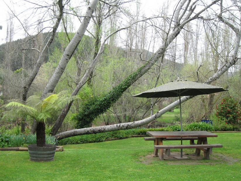 Riverbank Park Motel