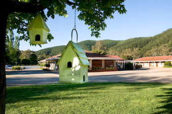 Hotel Ovens Valley Motor Bright