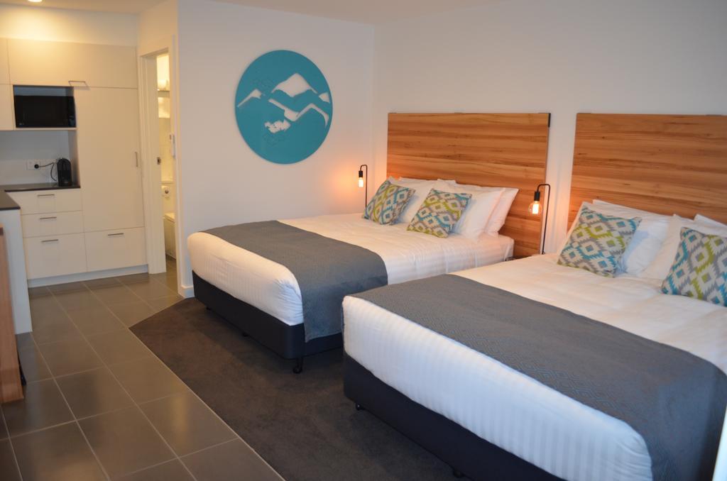 Colonial 4*