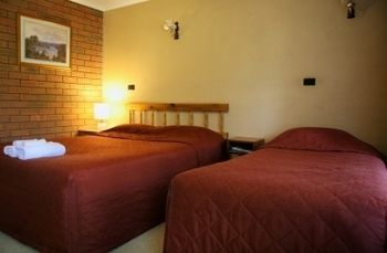 Colonial Motel Bright