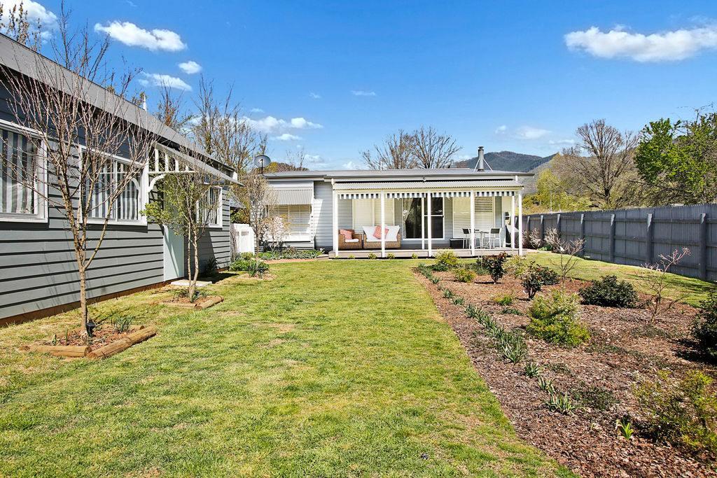 29 On Delany Avenue Apartment Bright