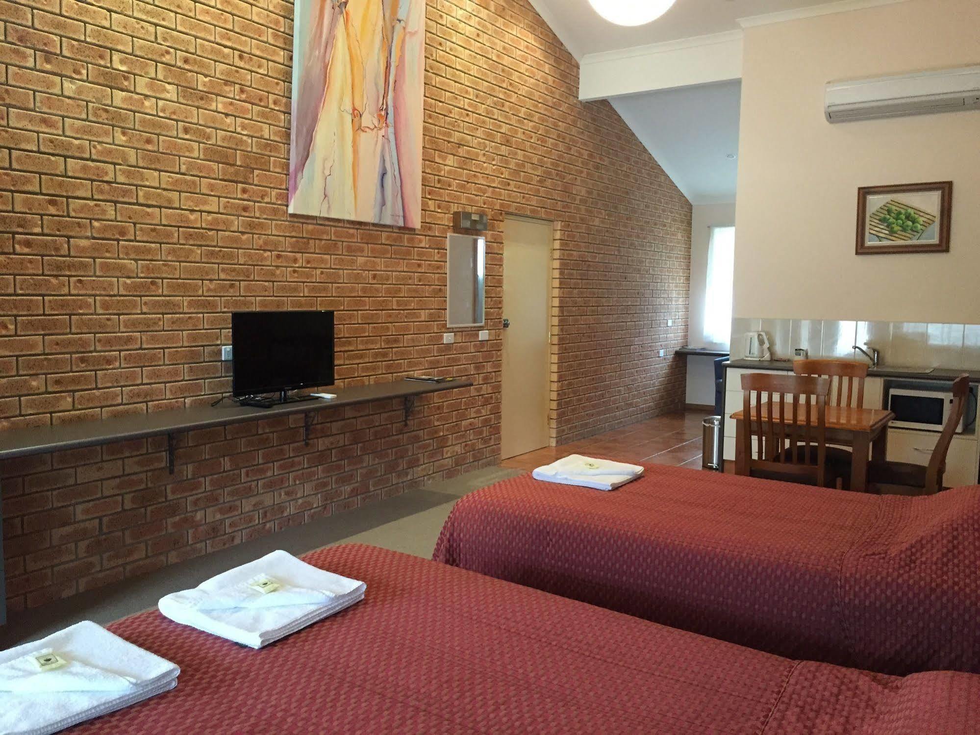 On Track Motel 4*