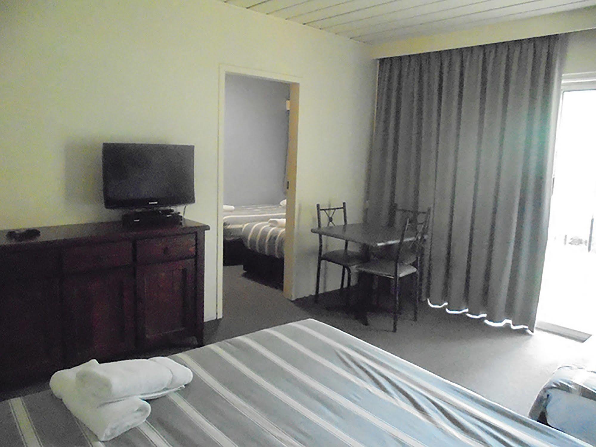 Motel Riverbank Park Bright