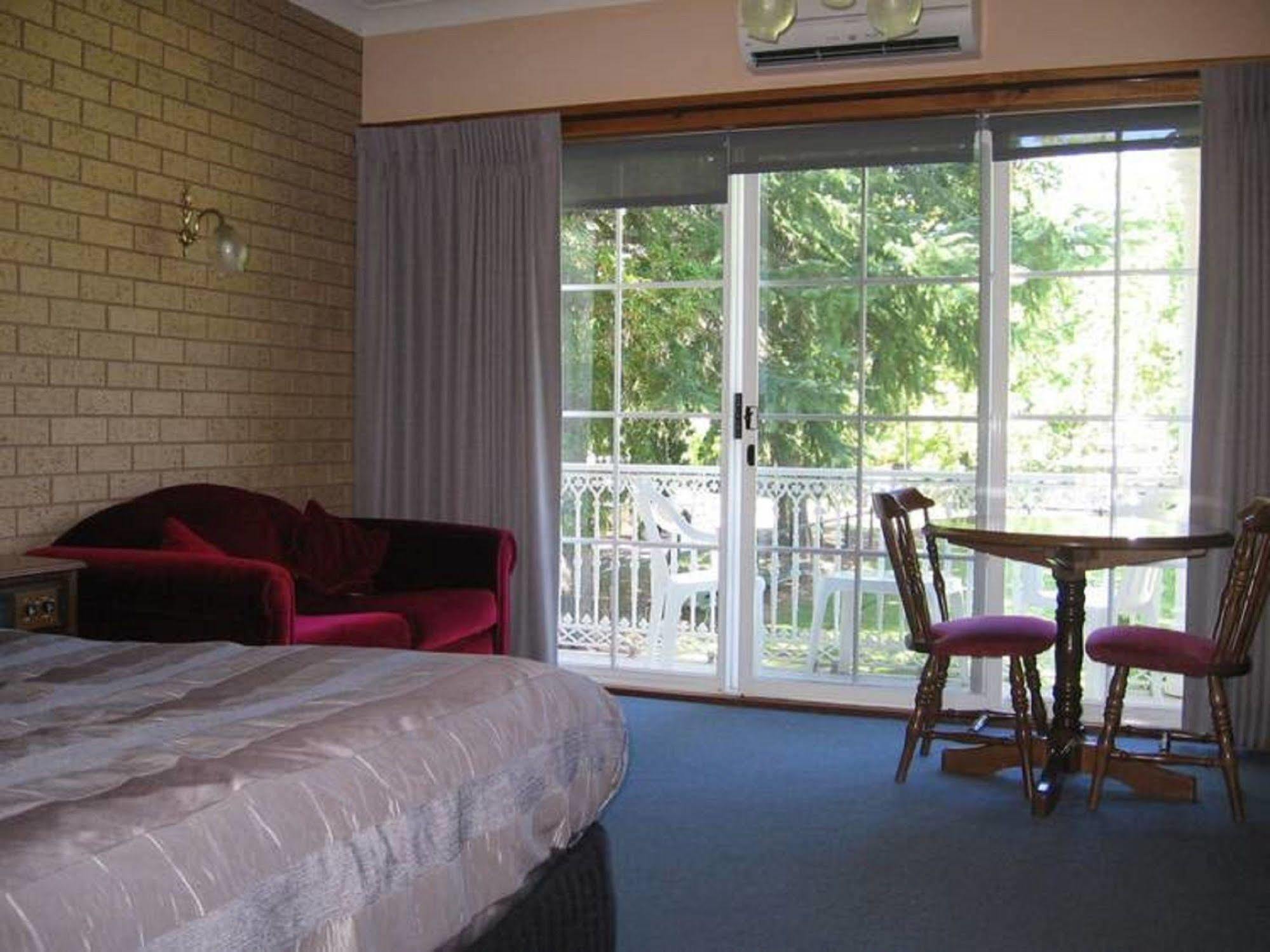 Barrass John Motor Hotel 3*