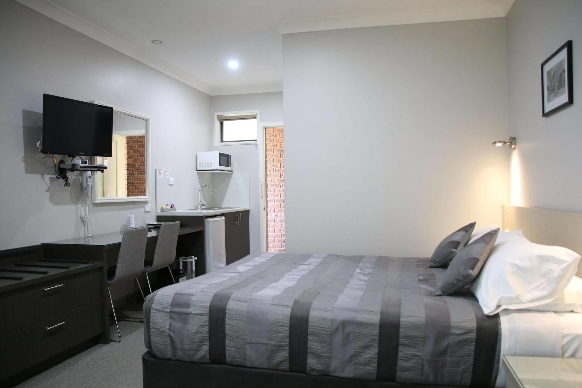 Barrass John Motor Hotel 3*