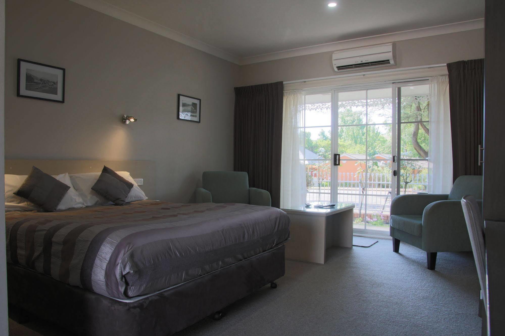 Barrass John Motor Hotel 3*