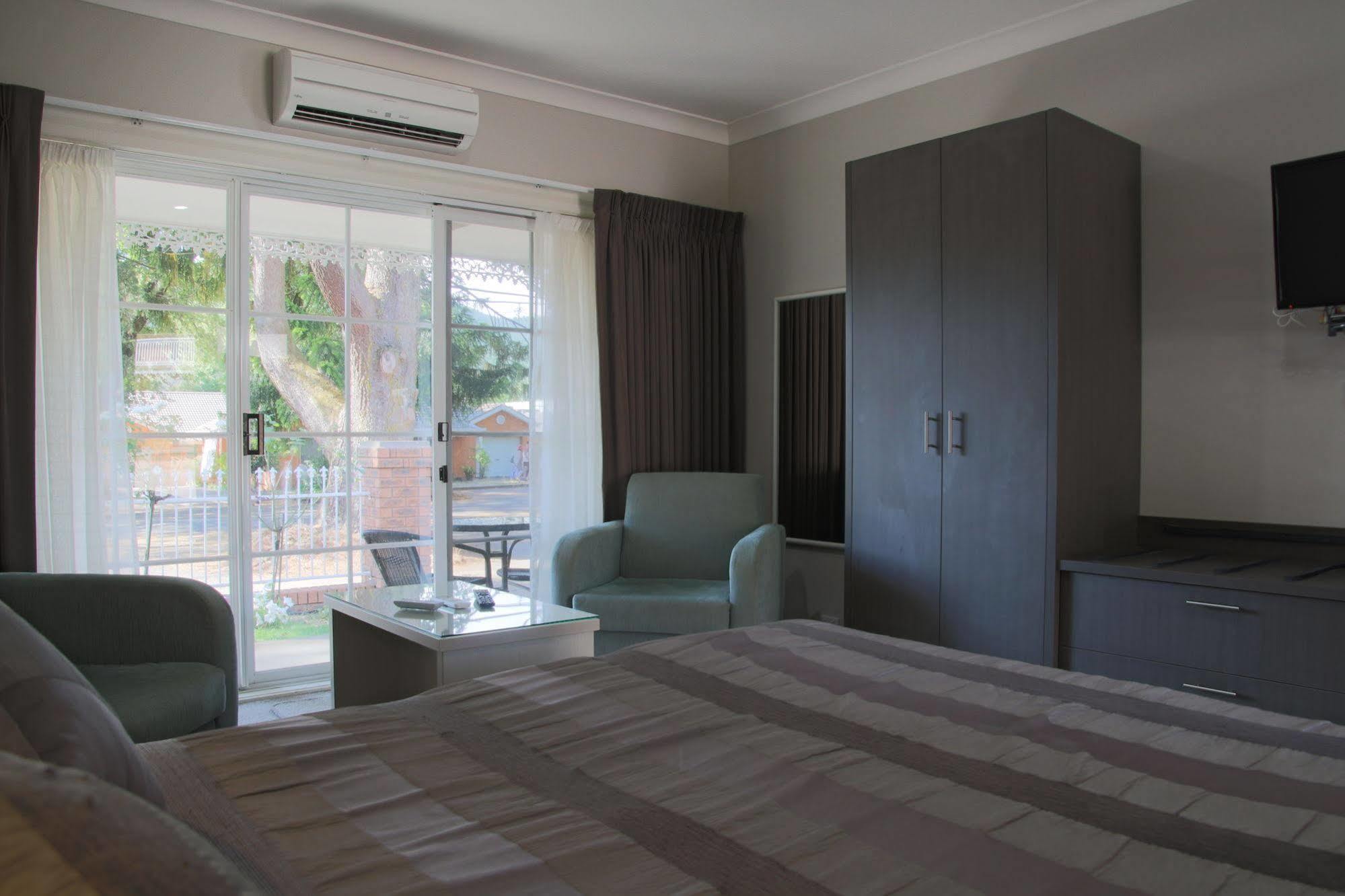 Barrass John Motor Hotel 3*