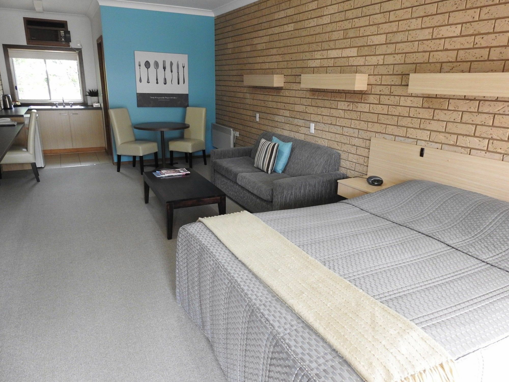 Ovens Valley Motor 3* Bright