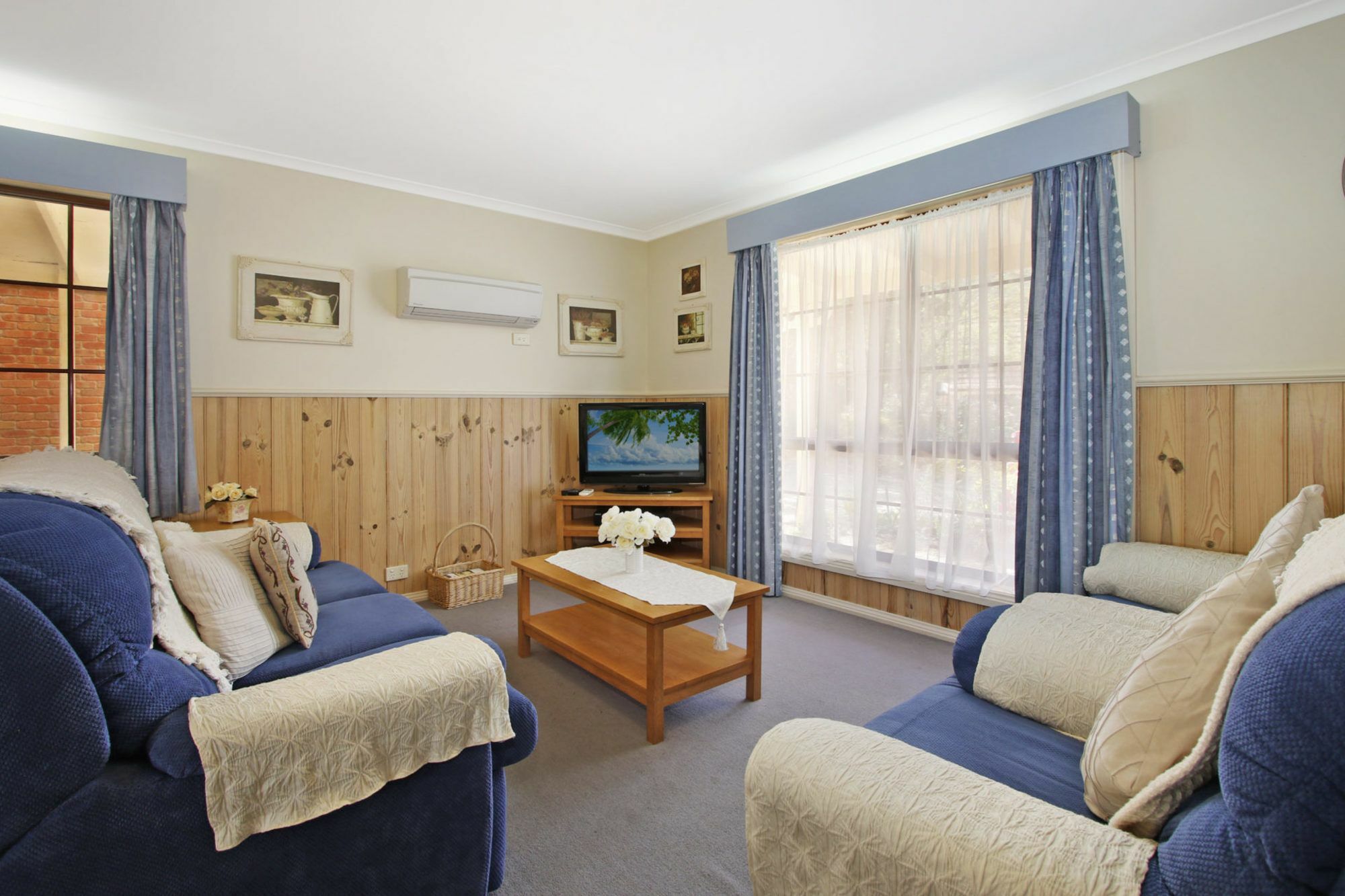 Oak - Tudor Village Unit 5 * Bright