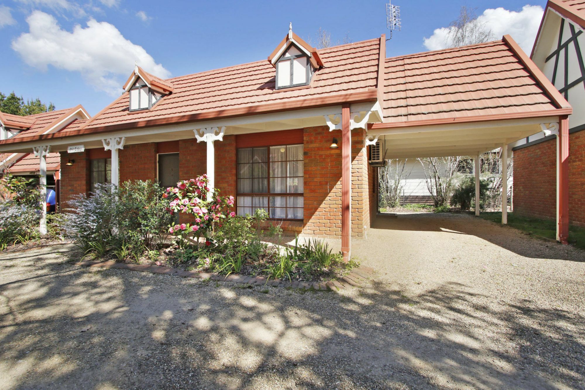 Oak - Tudor Village Unit 5 * Bright