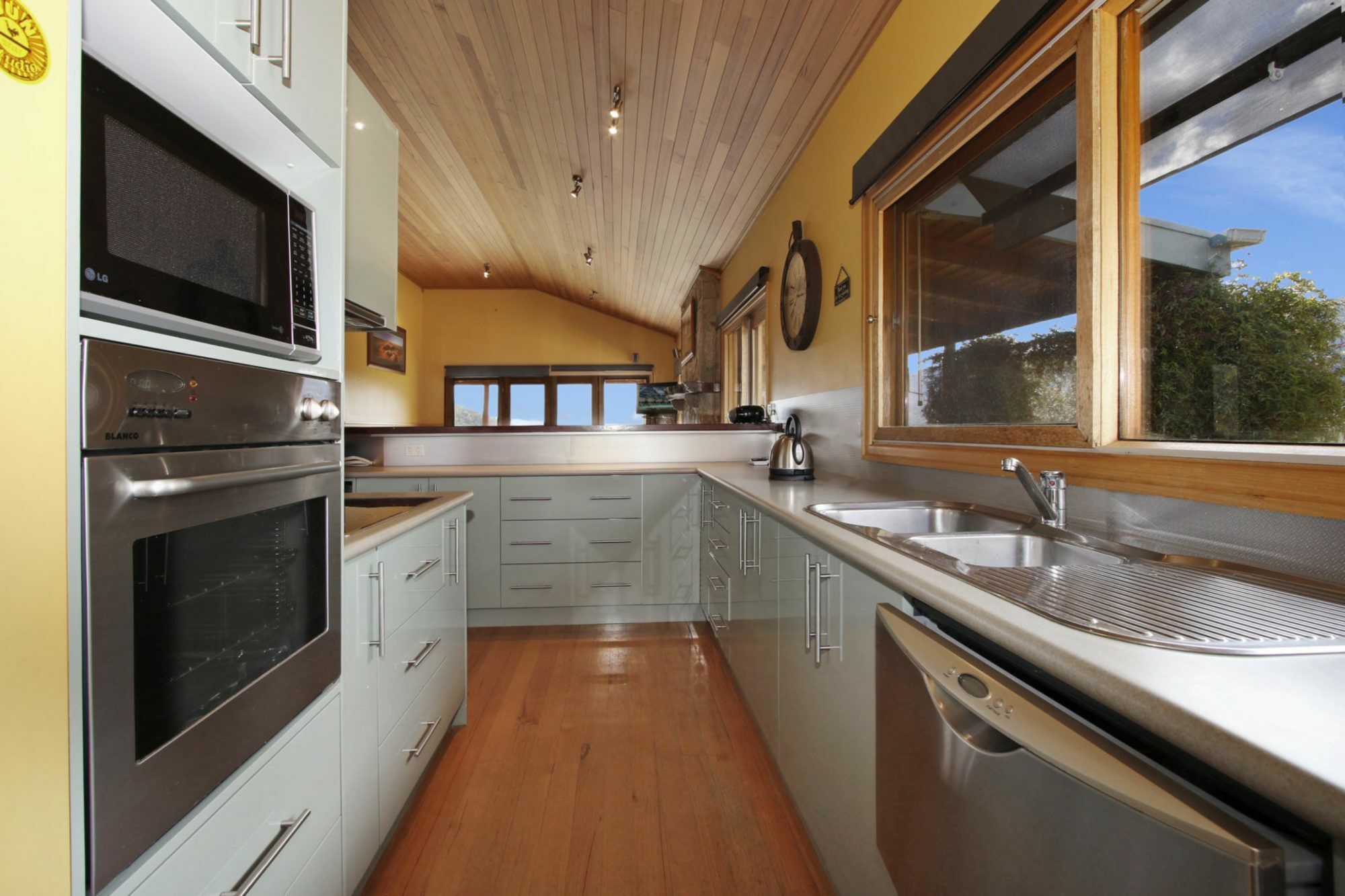 Quins Gap Private Retreat Bright