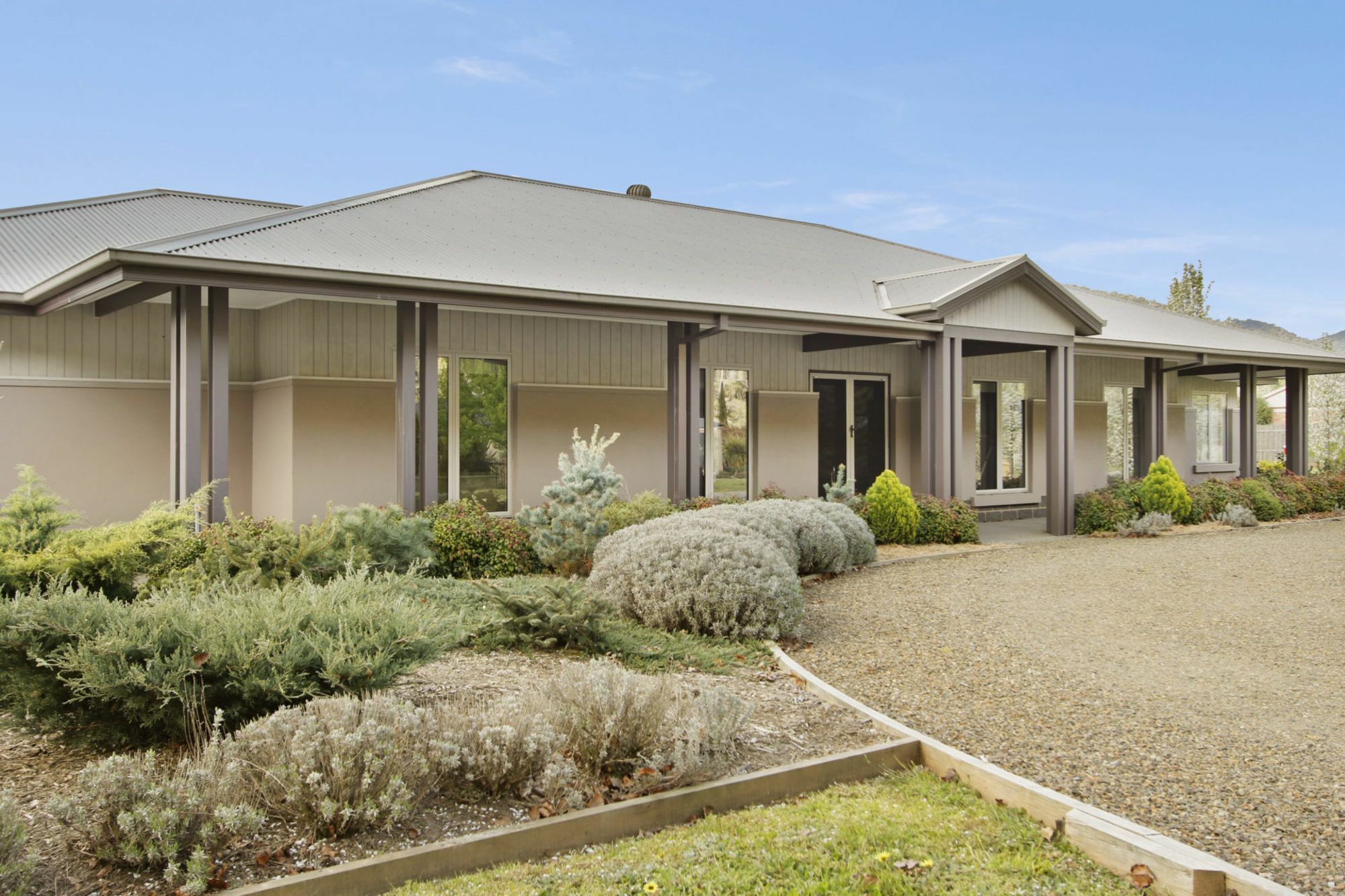 Collins Retreat - 4 Bedroom With Pool Bright