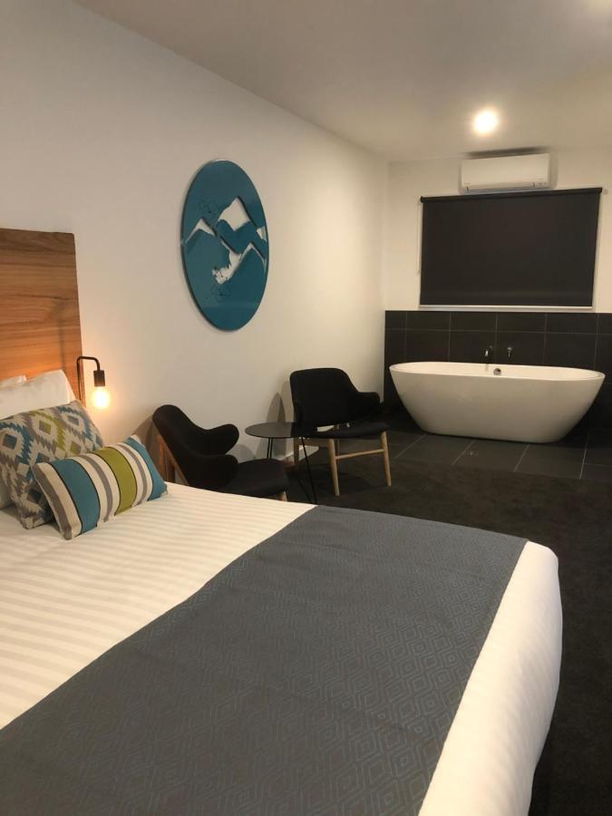 Colonial 4* Bright
