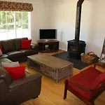 Maple House - The Ideal Retreat For Family And Friends.