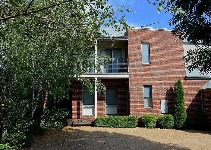 The Track - Beautiful Townhouse In Bright