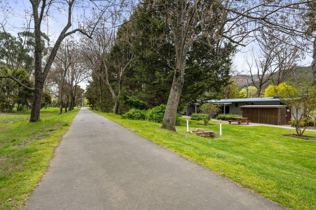 Grevillea Gardens Unit 4 Apartment Bright