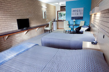 Ovens Valley Motor 3*