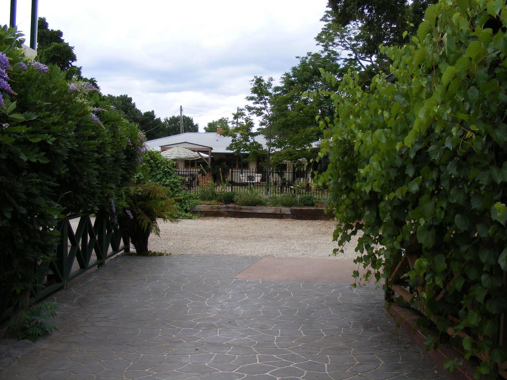 Inn Coach House 3*